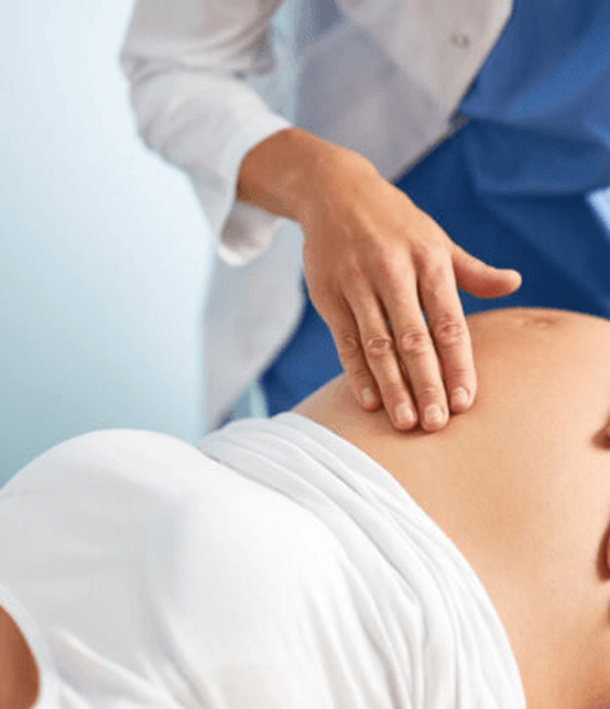 Obstetra examinando a una embarazada antes de un parto asistido por vacío